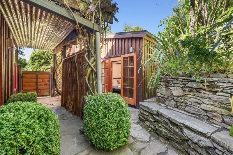 Charming Lakeside Hideaway64736175851138112