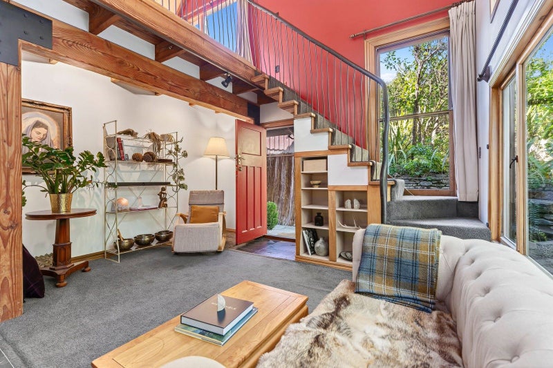 Charming Lakeside Hideaway64736175851138113