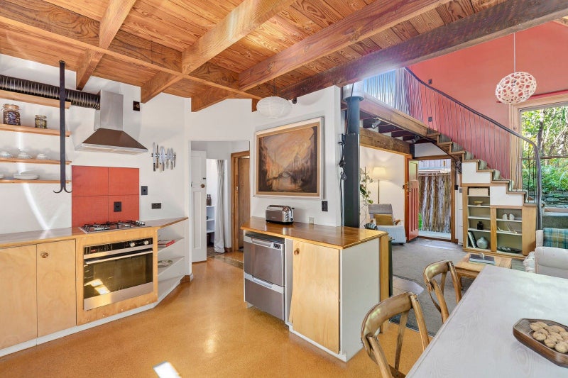 Charming Lakeside Hideaway64736175851138114