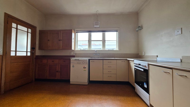 Lower Hutt, 3 bedrooms64736788615297111