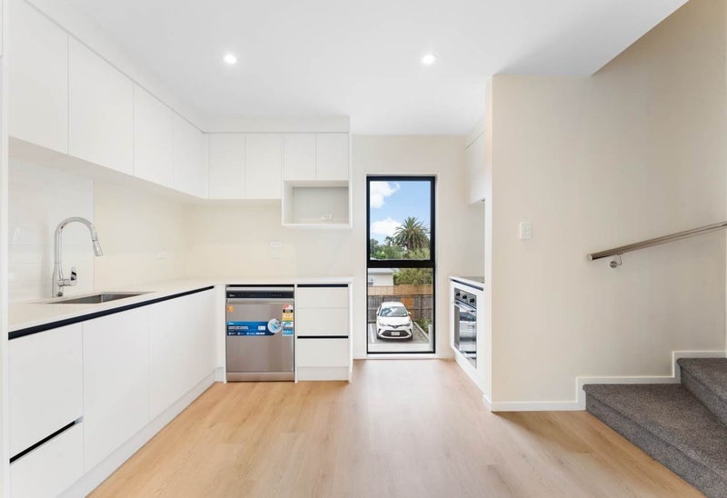 Te Atatu South, 3 bedrooms64738138701058111