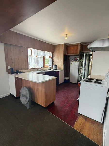 Wainuiomata, 3 bedrooms64738529119490111