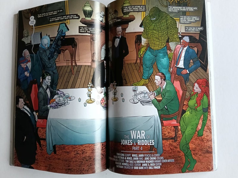 Batman Graphic Novel - The War of Jokes and Riddles Carousel 2