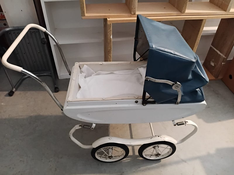 Large Vintage Dolls Pram with Bedding, Pedigree, Good Condition Carousel 2