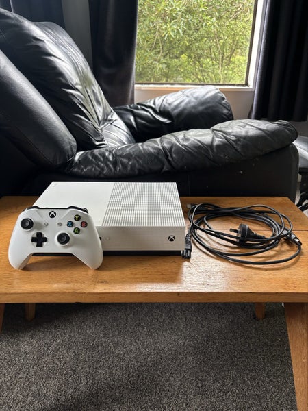 Xbox One S (2016) Carousel 1