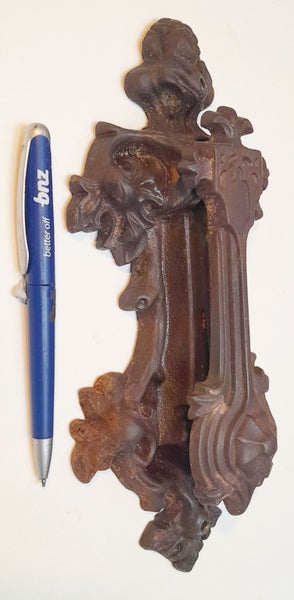 DOOR KNOCKER KENRICKS CAST IRON DOOR MOUNT KNOCKER SUPERB C 1865-80 Carousel 2