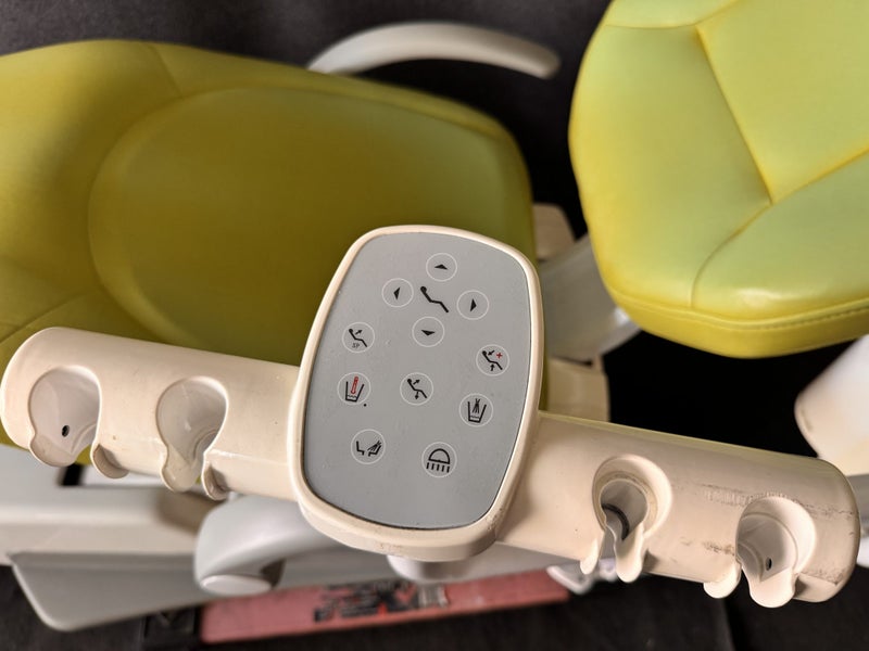 Dentists chair - perfect for tattoo studio or whatever!64749110292227110