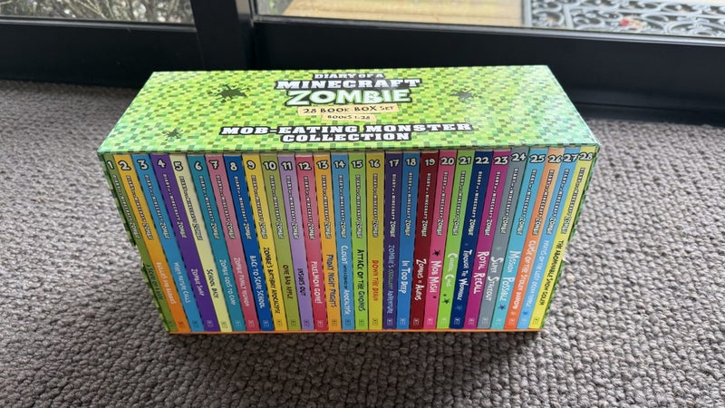 Minecraft 28 Book Box Set Carousel 1