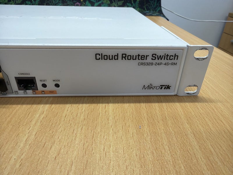 MikroTik CRS328-24P-4S+RM Network Switch64759193781891111
