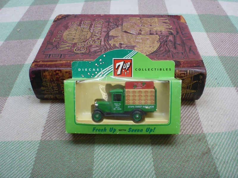 Vintage Boxed Lledo Days Gone Diecast Toy 26017 Chevrolet Bottle Van 7-UP Carousel 1