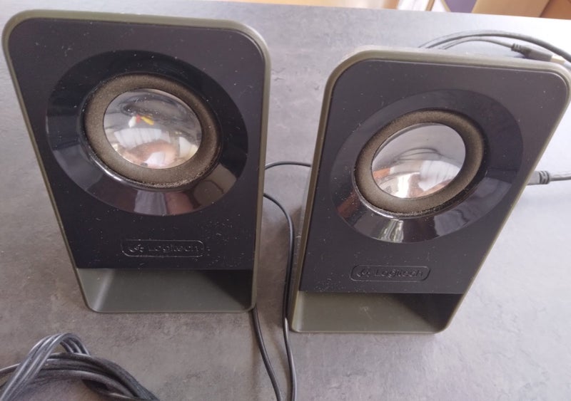 Logitech Speakers Carousel 1