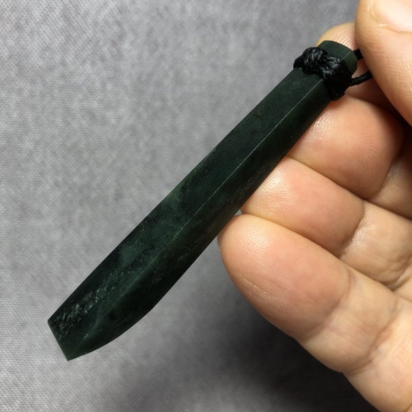 2 DAY AUCTION! 6.1cm NZ Pounamu Toki Pendant, $1 Reserve Carousel 7
