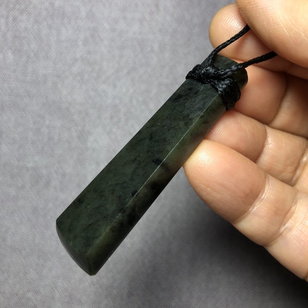 2 DAY AUCTION! 5.7cm NZ Pounamu Toki Pendant, $1 Reserve Carousel 7