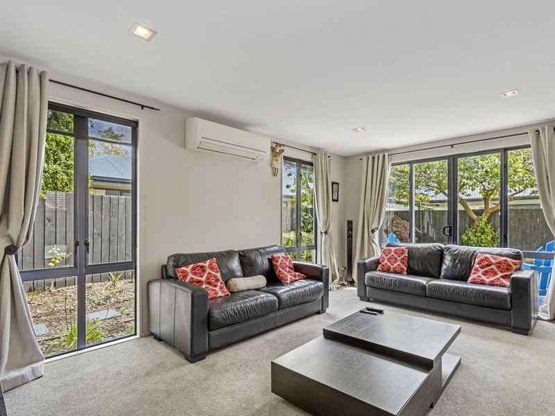 Shirley, 4 bedrooms64769393034497114