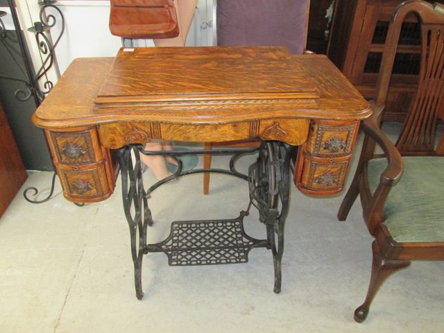 2318 VINTAGE DAYTONIA TREADLE SEWING MACHINE Carousel 1