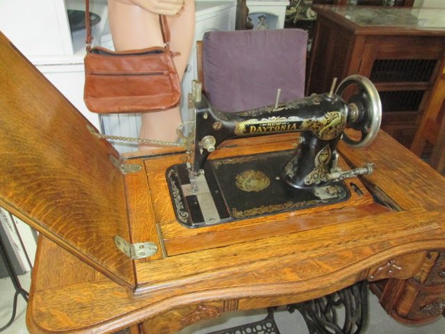 2318 VINTAGE DAYTONIA TREADLE SEWING MACHINE Carousel 2