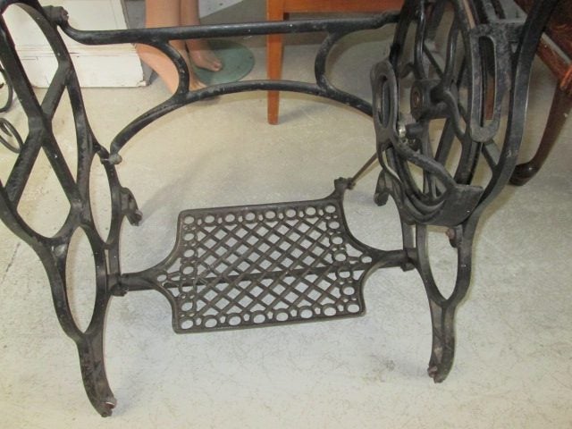 2318 VINTAGE DAYTONIA TREADLE SEWING MACHINE Carousel 9