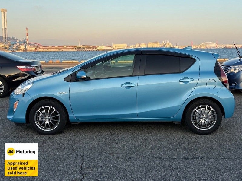 2015 Toyota Aqua Hybrid / Low 50kms64769889830787114