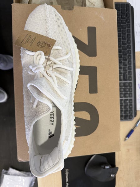 Yeezy 350 V2 BONE US13 Carousel 1