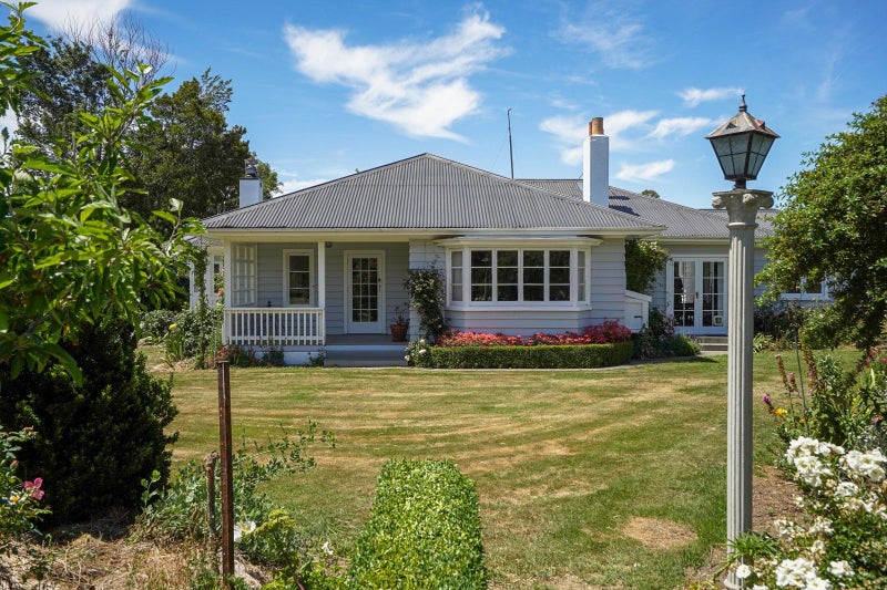 "Crystal Brook" - a timeless statement of elegance64771662388739112