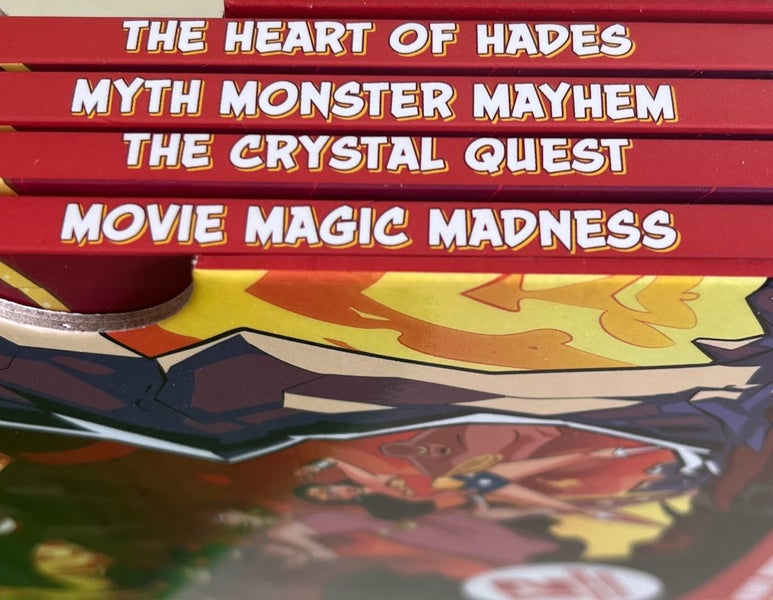 WONDER WOMAN - Choose Your Own Adventure Box Set Carousel 4