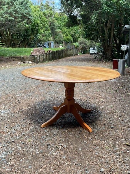 Solid Rimu round dining table Carousel 1