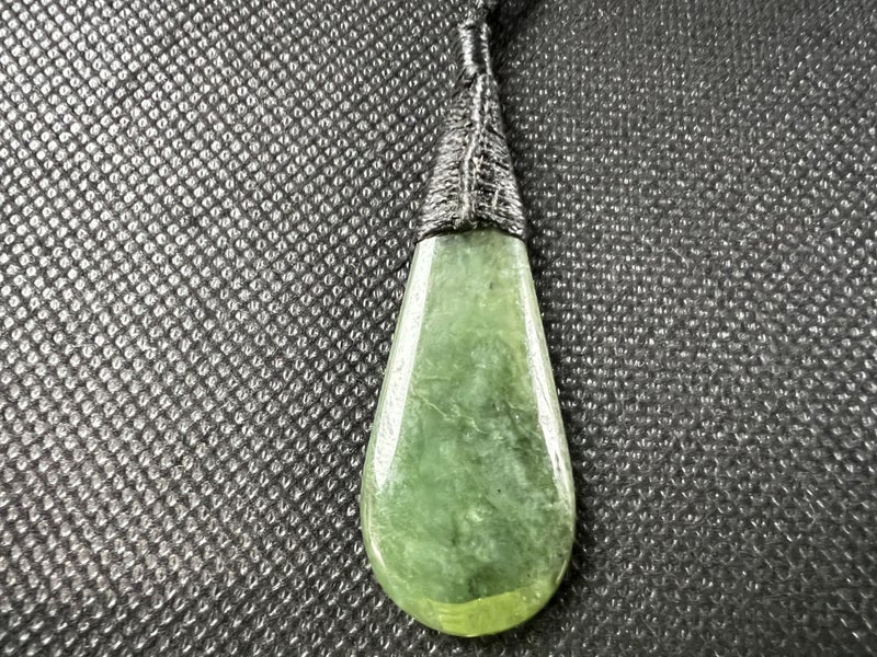 NZ Pounamu Maori 'Roimata' (Tear Drop) Pendant with Necklace - NEW - Lot F488 Carousel 3