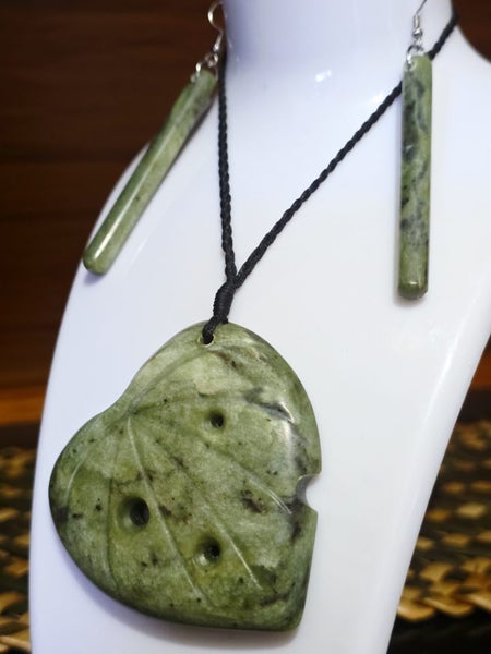 Pounamu kawakawa set. Carousel 1