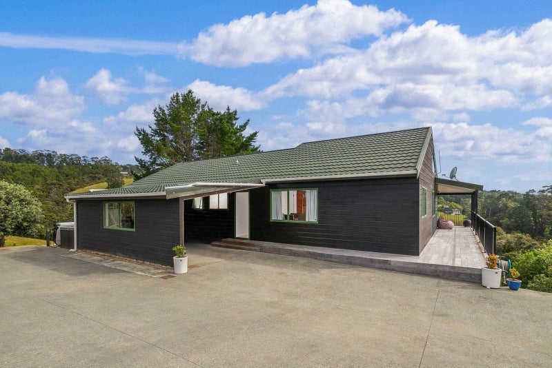 COASTAL LIFESTYLE WITH SEA VIEWS!64776397312899110