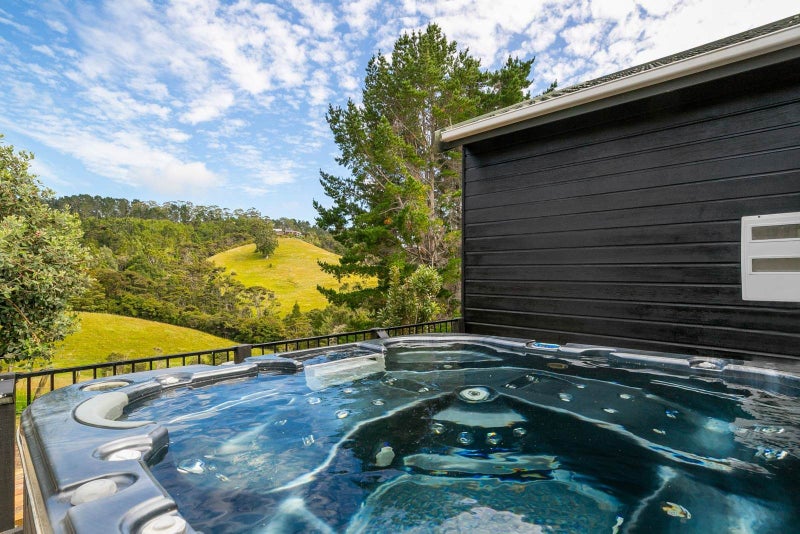 COASTAL LIFESTYLE WITH SEA VIEWS!64776397312899111