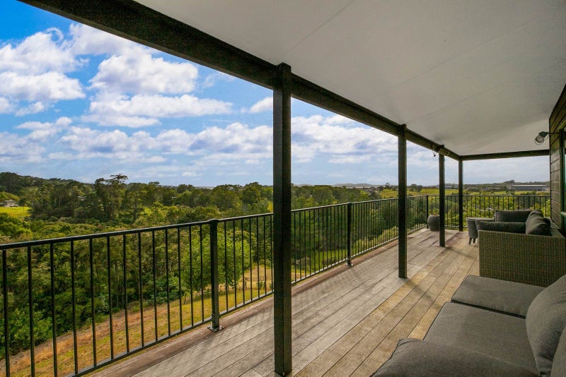 COASTAL LIFESTYLE WITH SEA VIEWS!64776397312899112