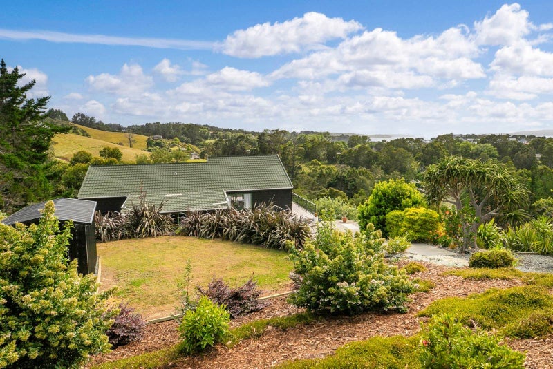 COASTAL LIFESTYLE WITH SEA VIEWS!64776397312899113