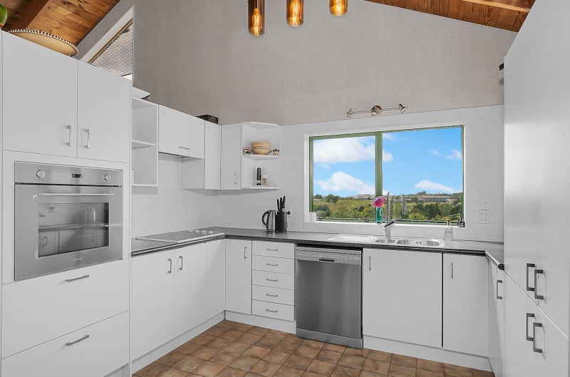 COASTAL LIFESTYLE WITH SEA VIEWS!64776397312899114