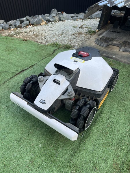 Mammotion Luba min 800 AWD robot mower Carousel 1