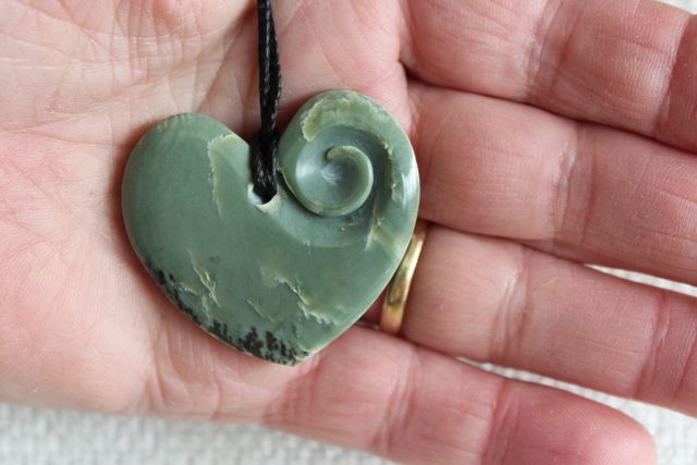 KORU / HEART PENDANT INANGA FLOWER POUNAMU Carousel 2