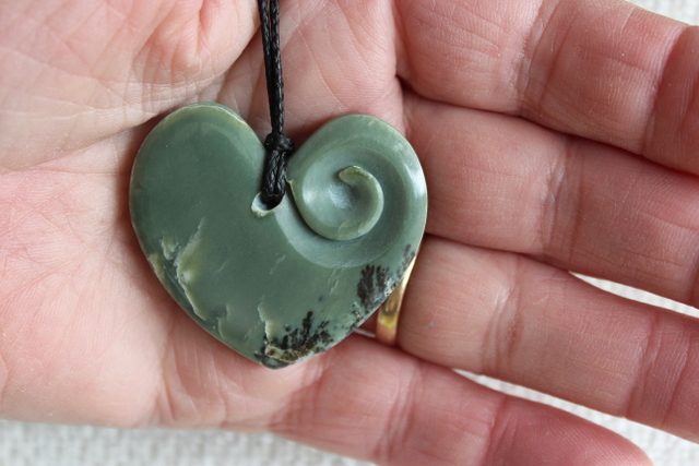 KORU / HEART PENDANT INANGA FLOWER POUNAMU Carousel 1