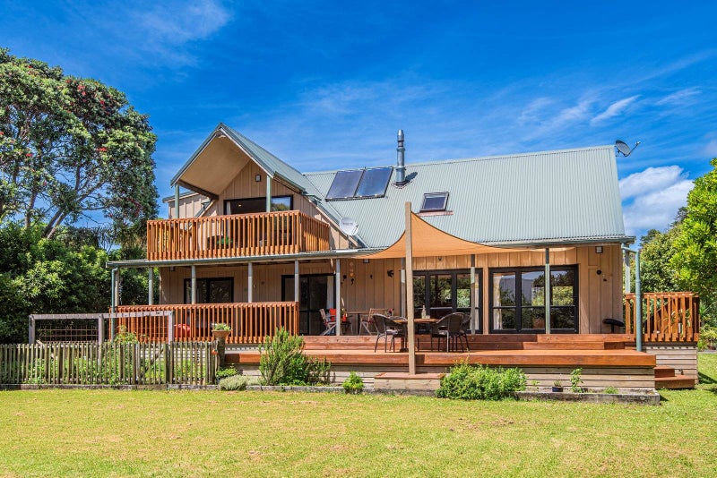 A Slice of Paradise in Matapouri Bay64779887875330113