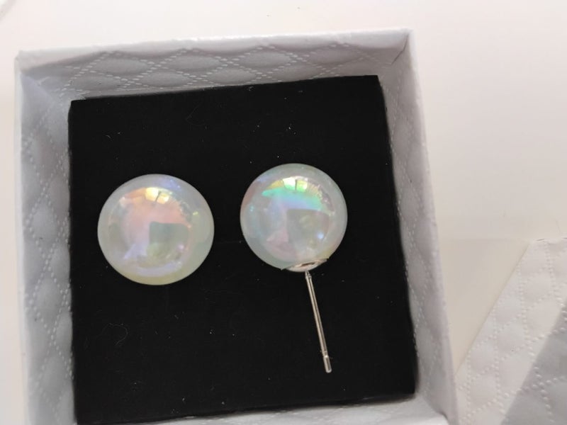 Pair of earrings, white, shiny and luminous. Brand new. Carousel 2