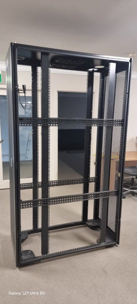 Complete Server Cabinet on Wheels – Excellent Condition64781665057281110