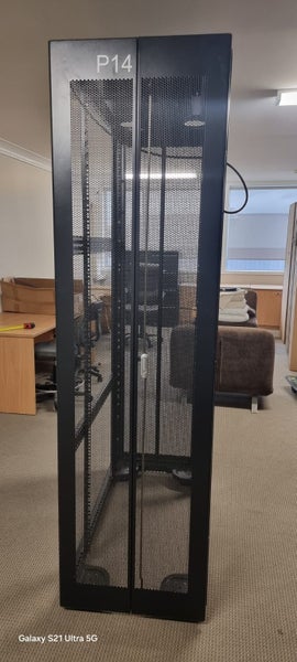 Complete Server Cabinet on Wheels – Excellent Condition64781665057281112