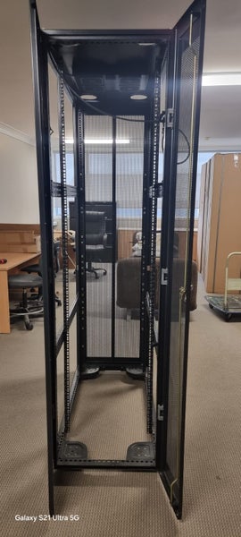 Complete Server Cabinet on Wheels – Excellent Condition64781665057281113