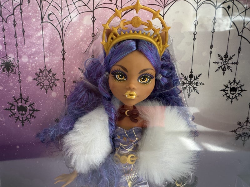 Monster High Winter Edition Howliday - Clawdeen Wolf Carousel 2
