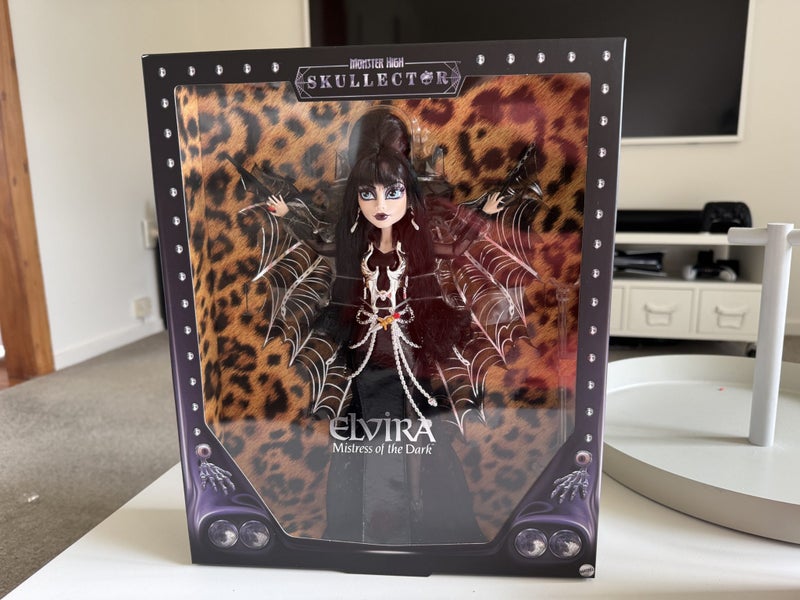 Monster High Elvira Mistress of the Dark Skullector Carousel 1