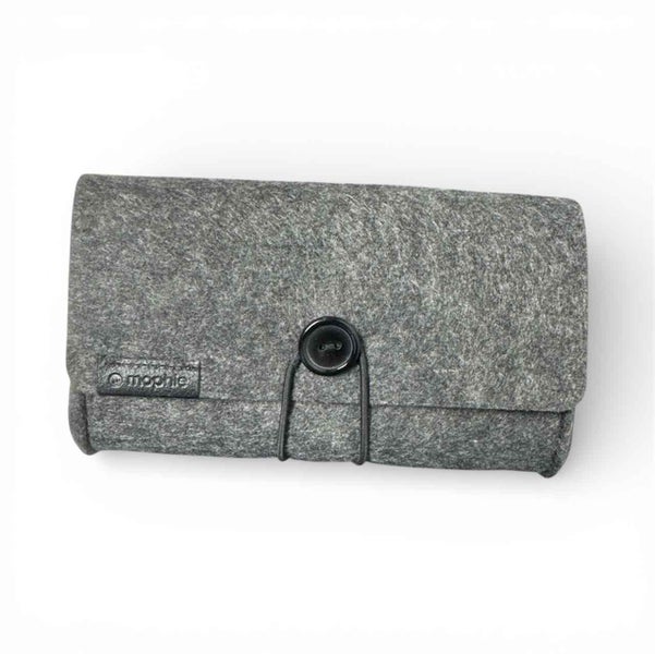 MOPHIE CHARGER Carousel 1