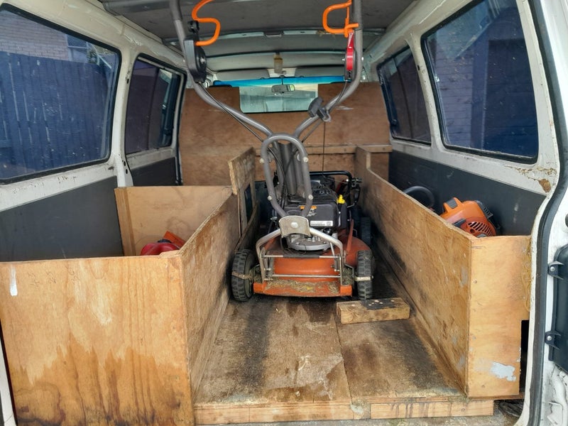 Independent lawnmowing round. Carousel 11