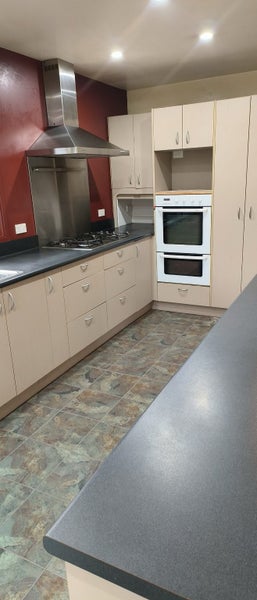 Large kitchen (island with breakfast bar) Carousel 1