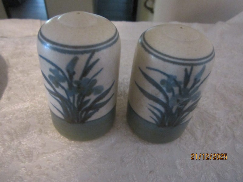 Pottery Salt & Pepper Set Carousel 1