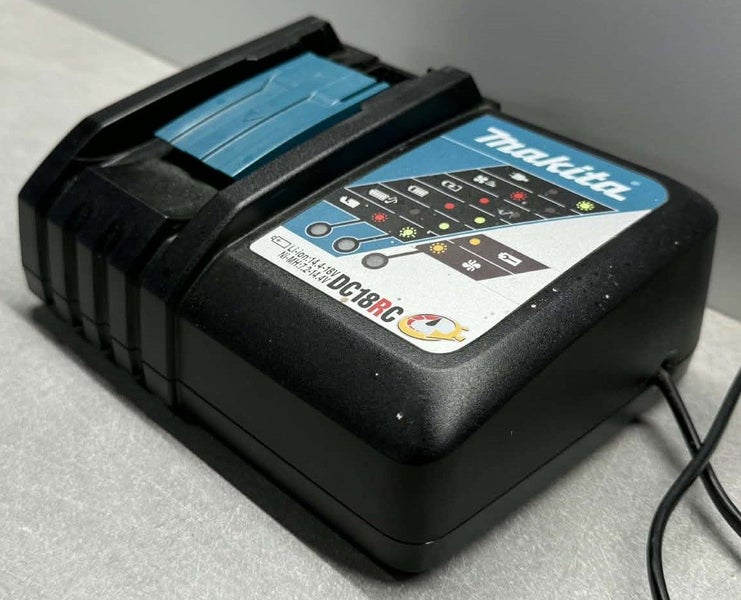 Makita DC18RC 18V Battery Charger Carousel 1