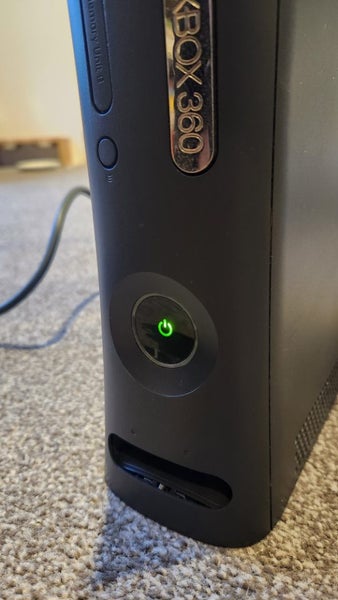 XBOX 360 + CONTROLLER AND GAMES Carousel 1