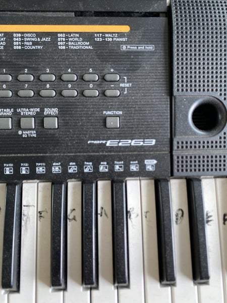 Yamaha PSR-E263 61-key portable keyboard64834951509377113